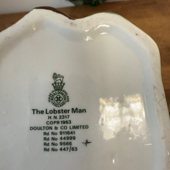 Royal Doulton Lobster Man Figurine Vintage HN2317 England Coastal‎ Fisherman - Picture 5 of 5